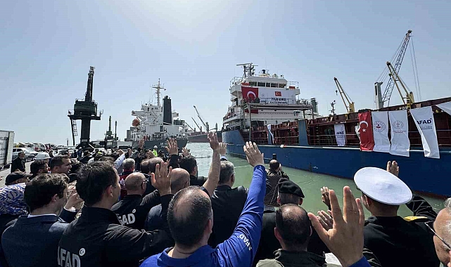 8. "İyilik Gemisi" Gazze'ye uğurlandı