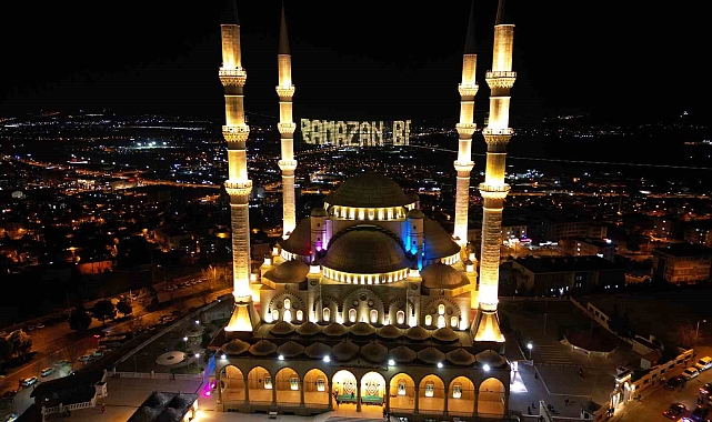 Abdülhamit Han Camii, Ramazan'da görenleri mest ediyor