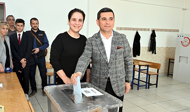 Ak Parti Antalya Büyükşehir Belediye Başkan Adayı Tütüncü, oyunu kullandı