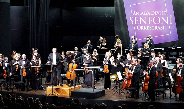 AKM'de viyolonsel keyfi