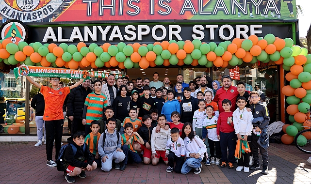 Alanyasporlu futbolcular imza gününde taraftarlarla buluştu
