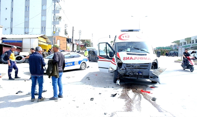 Ambulans ticari araçla çarpıştı