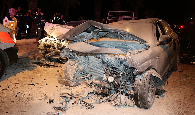 Antalya'da 2 otomobil kafa kafaya çarpıştı; 4 yaralı