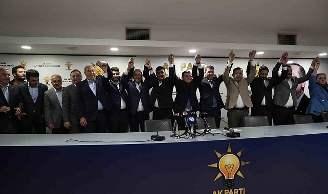 Antalya'da AK Parti'ye katılan 7 bin 841 üyeye rozetleri takıldı