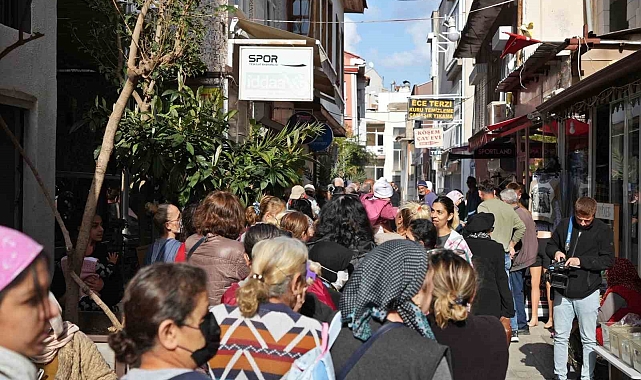 Antalya'da gizli hayırseverden gelen ücretsiz pide kuyruğu
