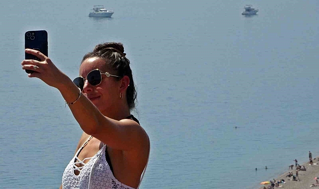 Antalya'da kar manzaralı 32 derece, sahilleri yaza döndürdü