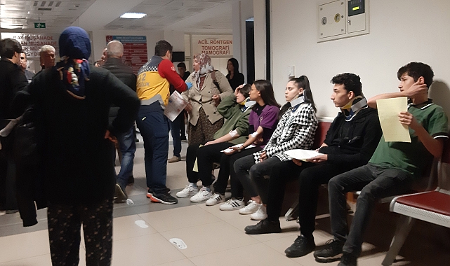 Antalya'da öğrenci ve işçi servis minibüsleri çarpıştı: 9 yaralı
