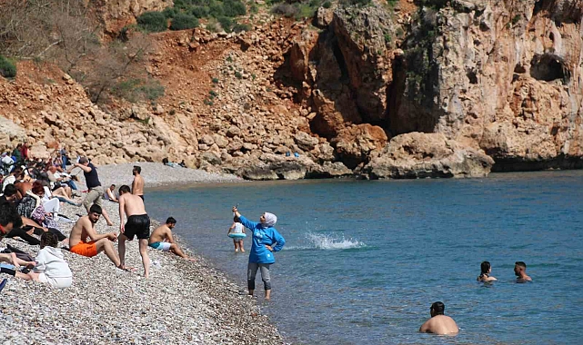 Antalya'da Ramazan ayı öncesi Konyaaltı Sahili doldu taştı