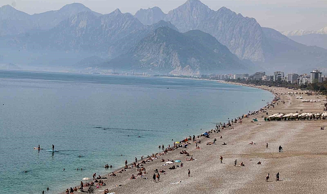 Antalya'da vatandaşlar oylarını kullandıktan sonra Konyaaltı sahile akın etti