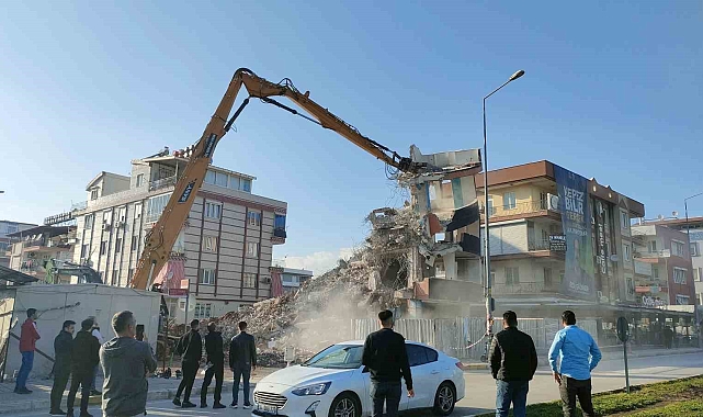 Antalya'da yıkım çalışmasını film gibi izlediler