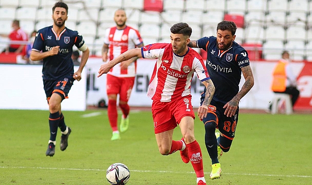 Antalyaspor Başakşehir deplasmanında. İşte muhtemel 11'ler