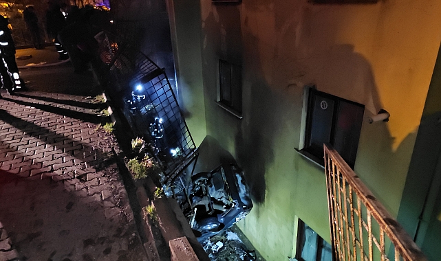 Araba 10 metre yüksekten apartman boşluğuna düştü