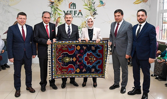 Bakan Göktaş, atölyede kadınlarla birlikte halı dokudu