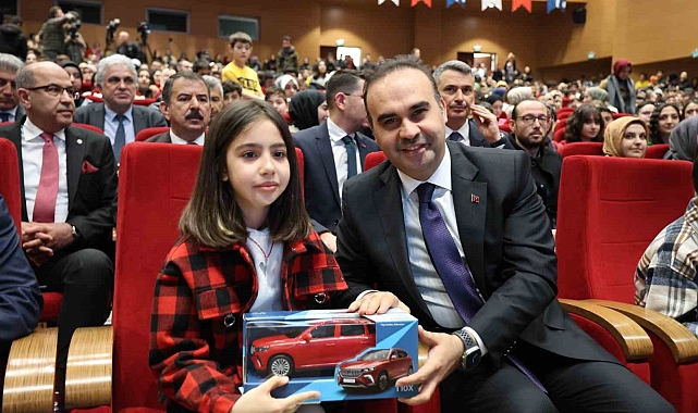 Bakan Kacır: "Türk gençleri gökyüzüne Türk'ün imzasını attı"