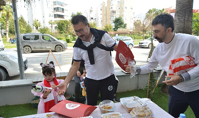 Başkan Çetin’den minik taraftara forma