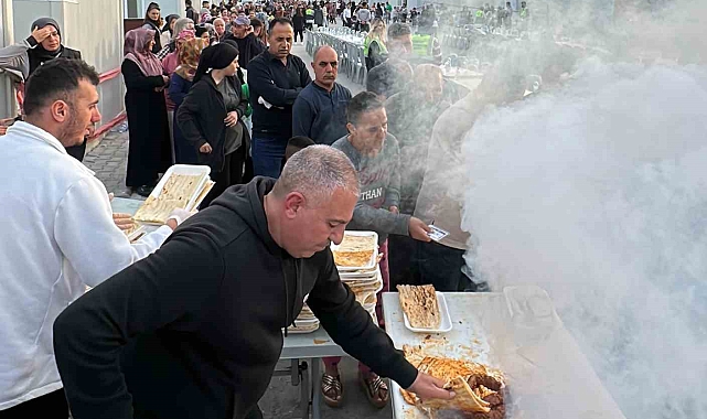 Binlerce depremzede iftarı Adana kebap ile açtı