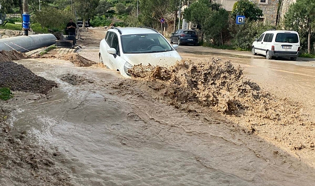Bodrum'da yenilenen ana isale hattı da patladı; otomobil çukura düştü