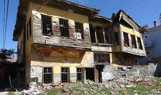 Burdur'da onlarca başvuruya rağmen tedbir alınmayan metruk bina tehlike saçıyor