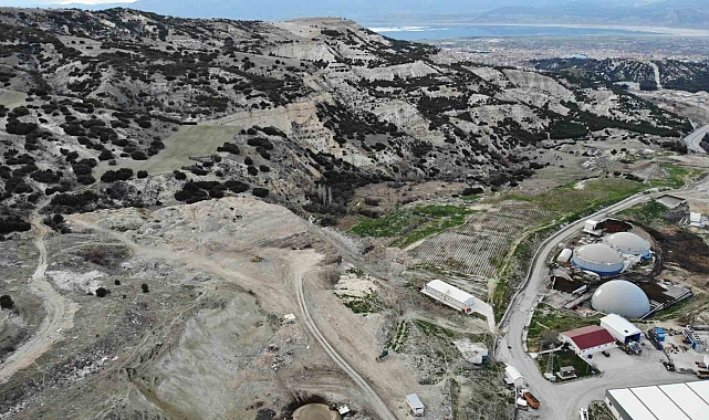 Burdur'da üstü tam kapatılamayan eski çöplük çevre kirliliğine neden oluyor