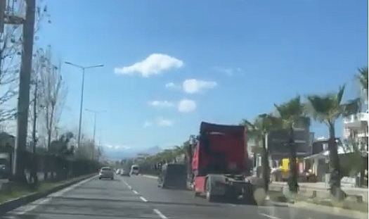 Çevreyolunda yarış yaptı, makas attı