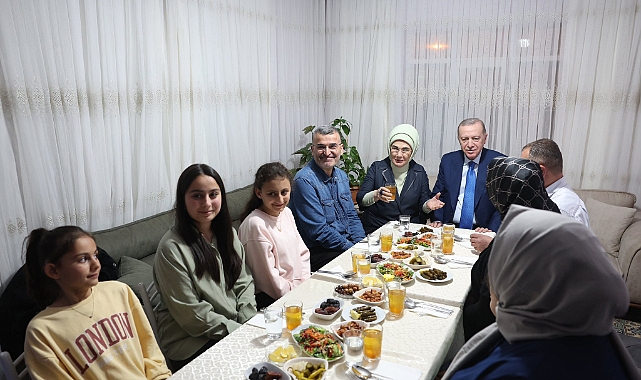 Cumhurbaşkanı Erdoğan ve eşi Emine Erdoğan, iftarda Taş ailesinin misafiri oldu