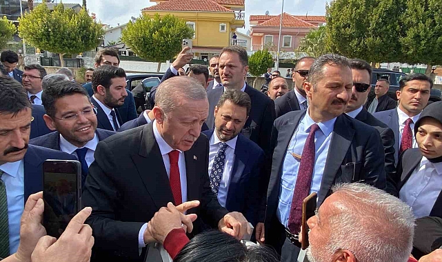 Cumhurbaşkanı Erdoğan'a cuma namazında vatandaşlardan sevgi seli