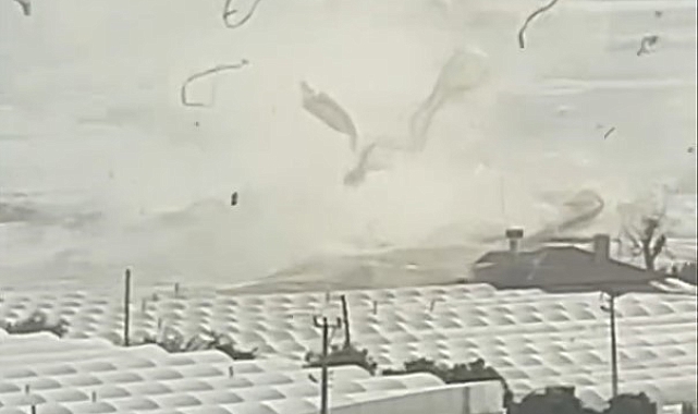 Demre'de hortumun seraları yerle bir ettiği anlar kamerada