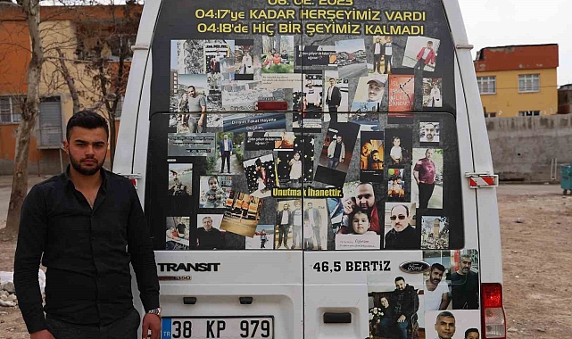 Deprem şehitlerinin fotoğrafını minibüsün arkasına astı