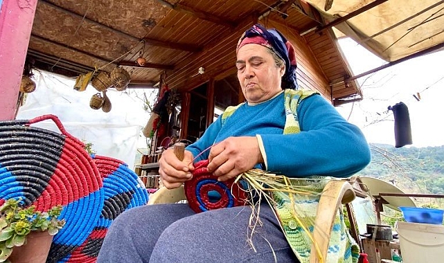 Depremzede kadının elinin değdiği buğday sapları, tepsi oluyor