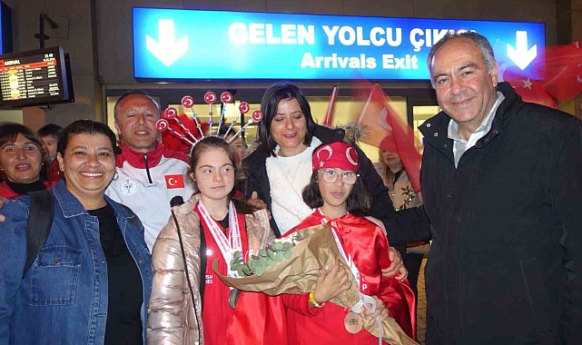 Dünya şampiyonu Selin Naz ve Nilsu'ya coşkulu karşılama