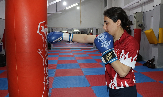 Dünya üçüncüsü kick boks sporcusu Zeynep, şampiyonluk için hazırlıklara başladı