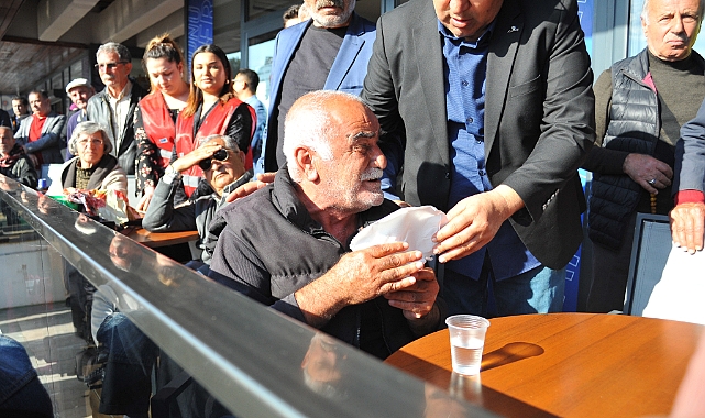 Emekli adam gözyaşlarını tutamadı