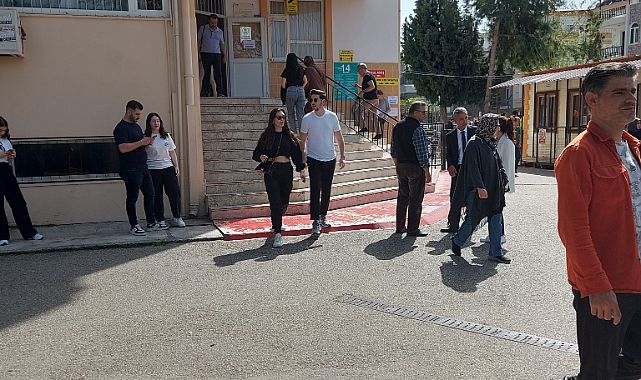Erdoğan eşiyle oy kullandı
