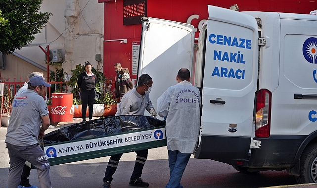 Evsiz adam iş merkezi önündeki kaldırımda ölü bulundu