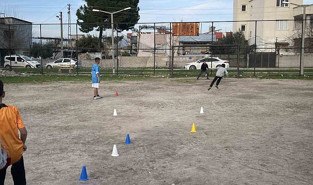 Futbol meraklısı depremzede çocuklar, toprak sahada tozu dumana katıyor