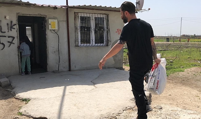 Her gün onlarca aileye yardım kolisi dağıtıyorlar