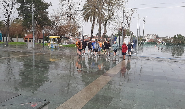 Hull taraftarı Cumhuriyet Meydanı'nda