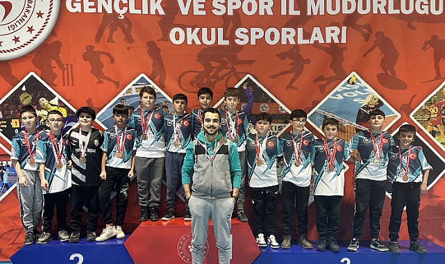 İki lastik toptan altın madalyalı öğrencilere