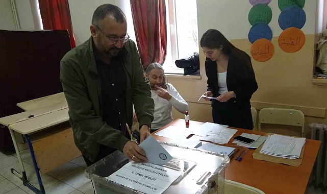 Isparta'da seçmenler oy kullanmaya başladı
