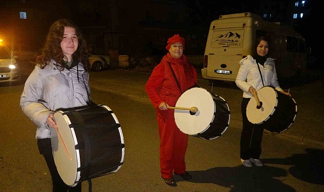 Kadın davulcular, ilk sahura vatandaşları manilerle uyandırdı