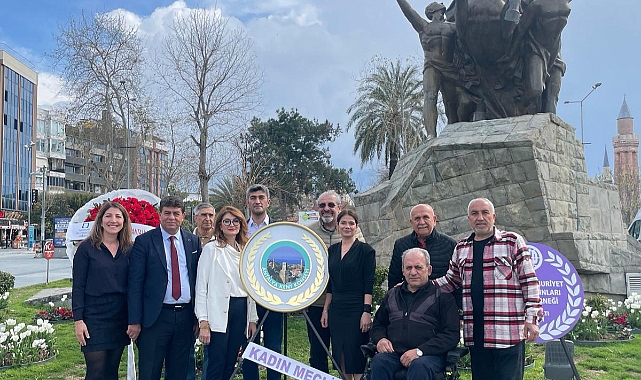 Kadınlardan anıta çelenk
