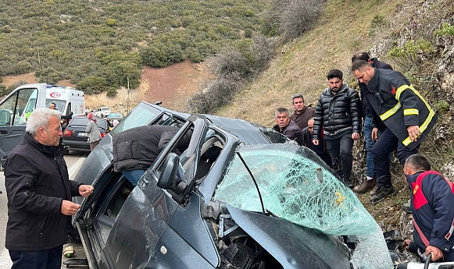 Kamyonet minibüsle çarpıştı: 1’i ağır 3 yaralı