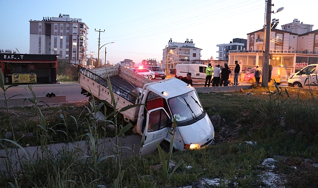 Kamyonetin kanala uçtuğu kazada 3 kişi yaralandı