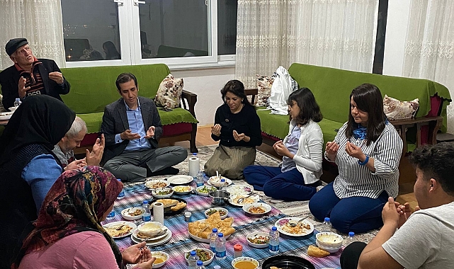 Kaymakam Topsakaloğlu, iftarda vatandaşların evine konuk oluyor