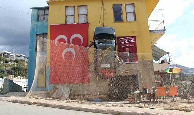 Kazaya karıştığı için yaşadığı binanın duvarına vinçle astığı otomobiline 2 yıl ceza verdi
