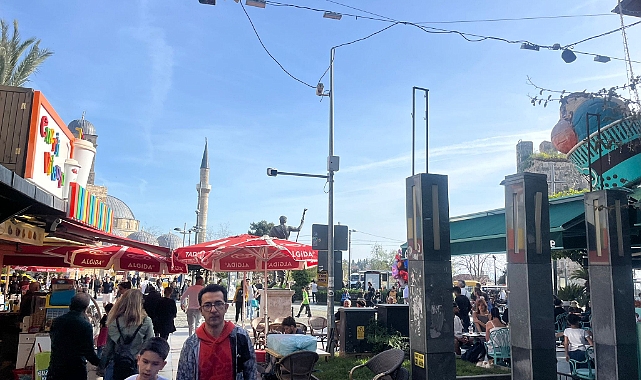 Kent meydanındaki görüntü kirliliği şaşırtıyor