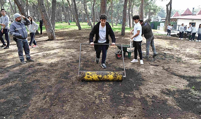 Konyaaltı'nda öğrenciler HayatPark'ı çimlendirdi