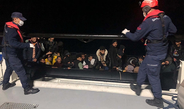 Lastik bottaki 39 göçmen kurtarıldı