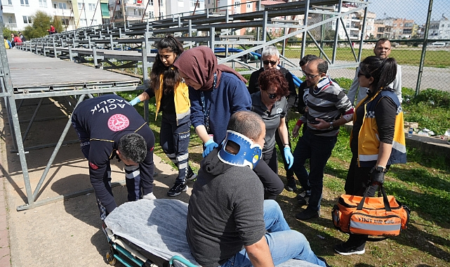 Maç esnasında tribündeki tahta plaka çöktü: 3 seyirci yaralı