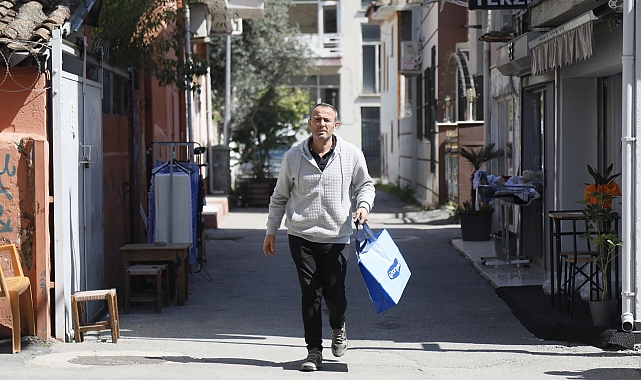 Mahallenin 'süper muhtar'ı, bisikleti çalınınca yemek servisi için günde 10 kilometre yürüyor
